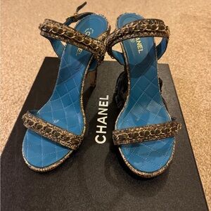 CHANEL Women's Black and Gold Heels